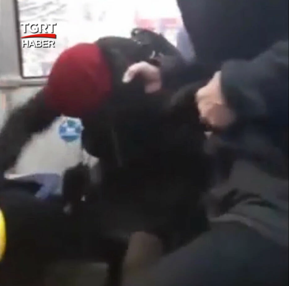 Savaşın vicdansız bir başka yüzü! Moskova'da Putin'i eleştiren yaşlı kadını otobüsten böyle attılar