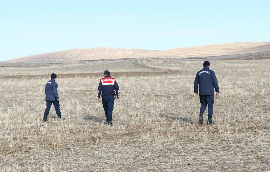 Kayıp olarak aranıyorlardı, kamyonetin içinde av tüfeğiyle öldürülmüş halde bulundular