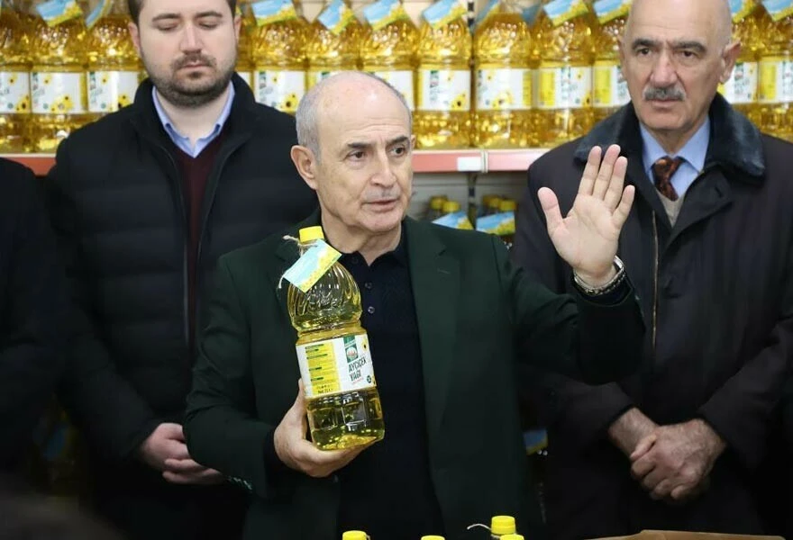 Vatandaşlara ayçiçek yağı yardımı: Belediye maddi durumu iyi olmayanlara ücretsiz dağıtıyor