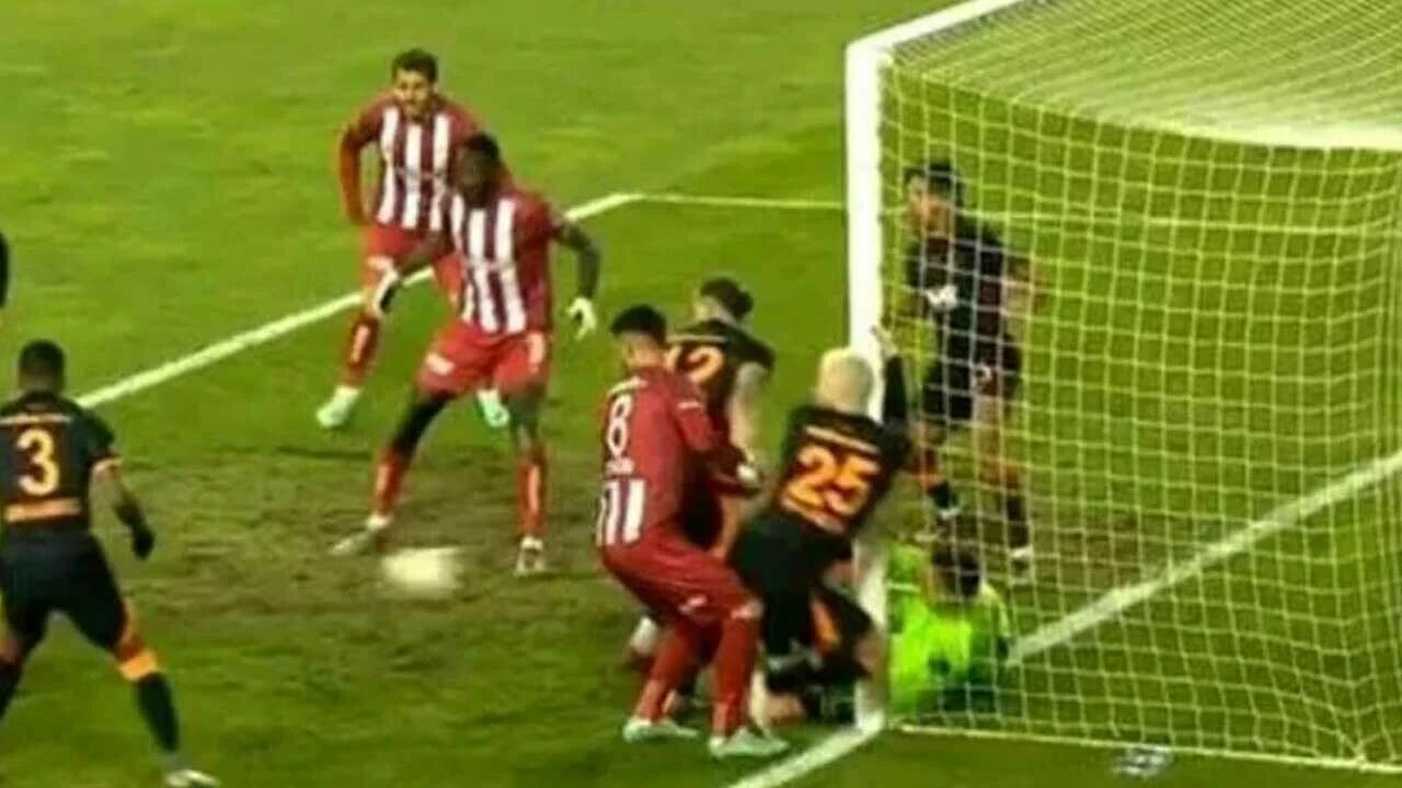 Sivasspor-Galatasaray maçına damga vuran pozisyon: Gol neden iptal edildi?