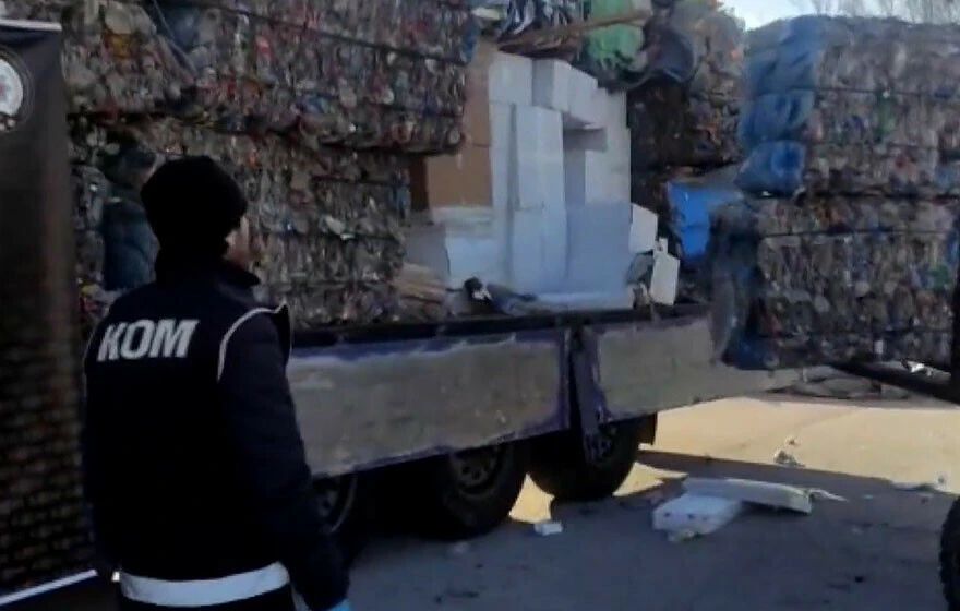 Baba ve oğlu geri dönüşüm süsü verdiği tırda kaçakçılık yaparken yakalandı