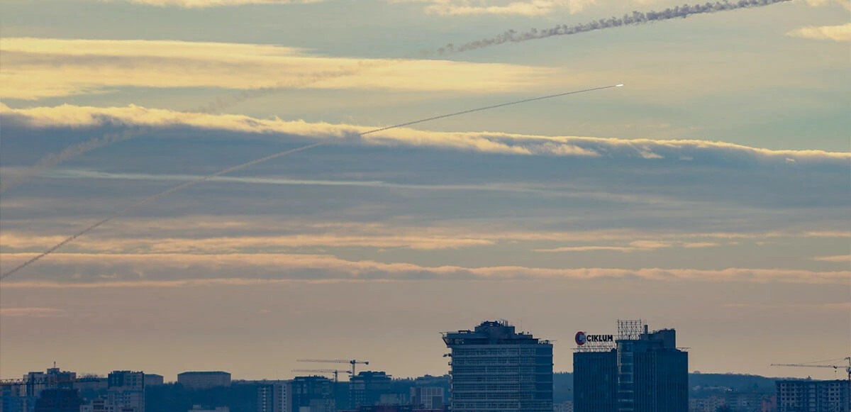 Patlamalar sürerken Ukrayna'ya yağan Rus füzeleri havada böyle imha edildi
