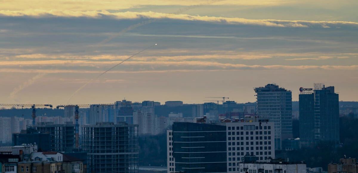 Patlamalar sürerken Ukrayna'ya yağan Rus füzeleri havada böyle imha edildi