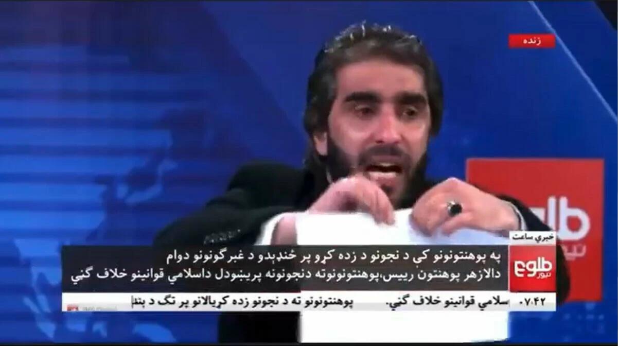 Afgan profesör ağlaya ağlaya Taliban'ın kararına isyan edip canlı yayında yaptığıyla takdir topladı