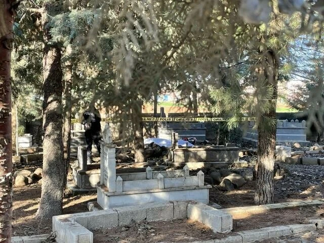 Kilis'te ağabeyini öldüren kişi, annesinin mezarı başında intihar etti