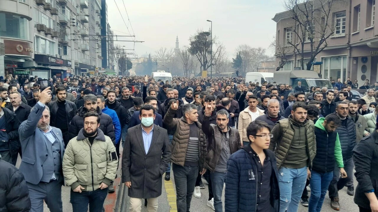 Tekbirlerle son yolculuk: Ülkü Ocakları eski Başkanı Sinan Ateş'in kızları tabutun başında feryat etti