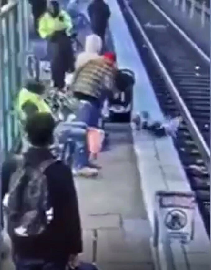 Kan donduran olay: 3 yaşındaki kız çocuğunu herkesin gözü önünde raylara itti