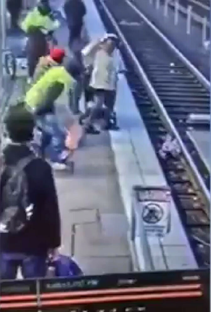 Kan donduran olay: 3 yaşındaki kız çocuğunu herkesin gözü önünde raylara itti