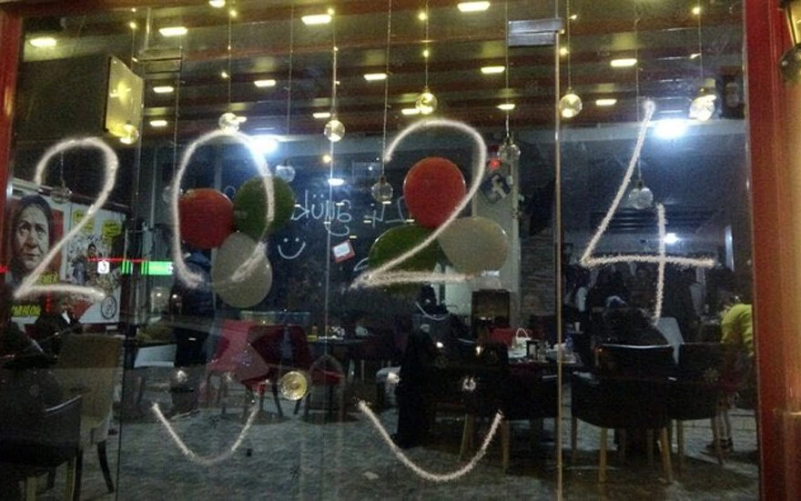 Adana'da gelenek bozulmadı: 2023 yerine 2024'ü kutladılar