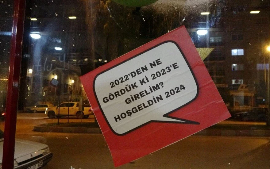 Adana'da gelenek bozulmadı: 2023 yerine 2024'ü kutladılar