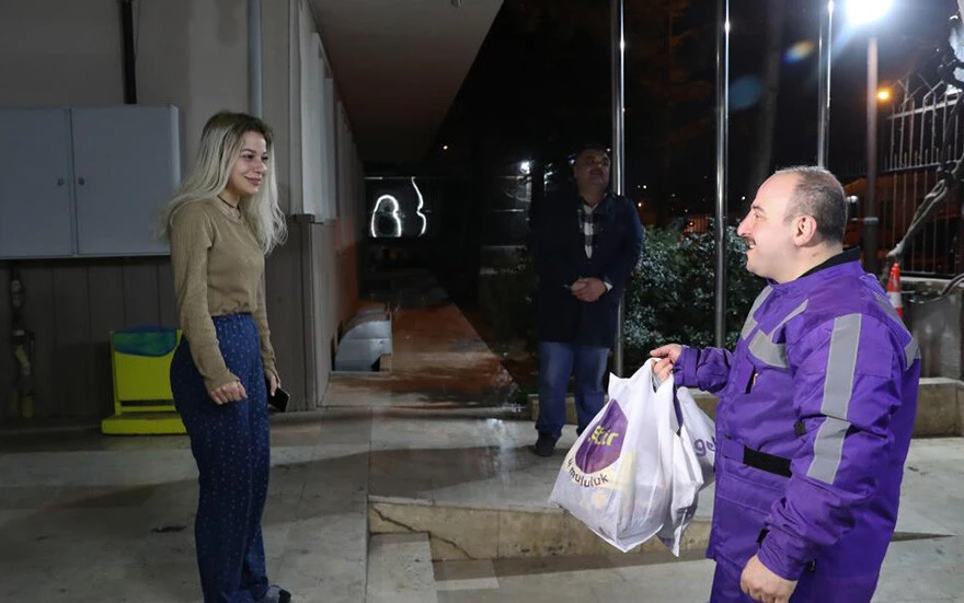 Bakan Varank, 2023'e kuryelerle girdi: Kaskını taktı ve dağıtıma çıktı