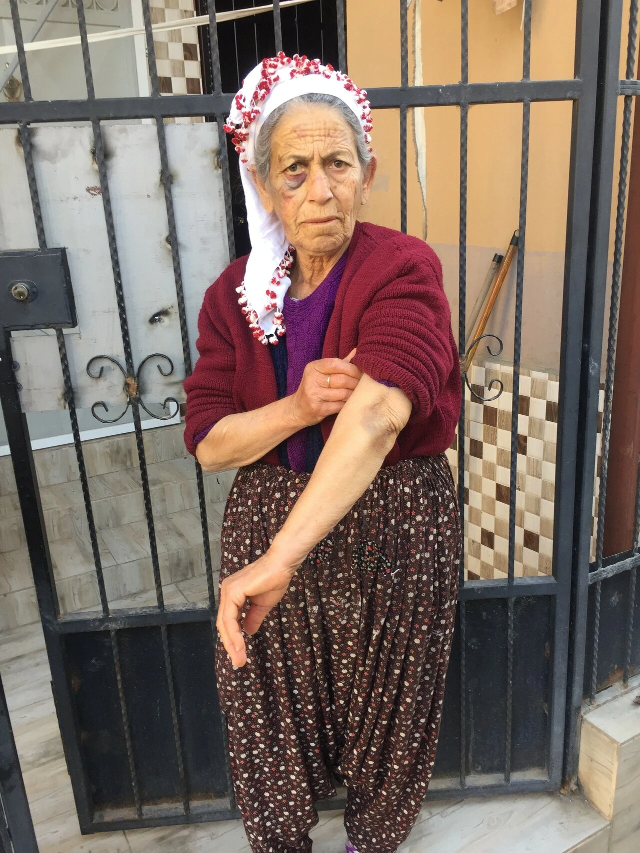 Böyle vicdansızlık olmaz! Kanser hastası yaşlı kadını bayılana kadar döverek gasp etti... "Kefen paramdı"