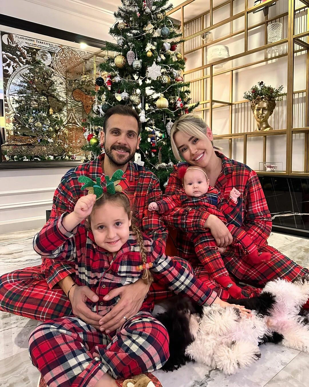 Yeşilçam’ın efsanesi yeni yılı 50 yıllık eşine sarılarak karşıladı: Herkese nasip olmasını diliyorum