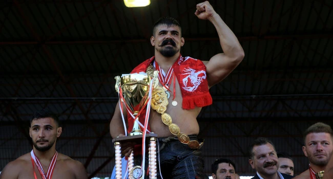 Aldığı ceza ödülleri yaktı: Tarihi Kırkpınar Yağlı Güreşleri’nin son şampiyonu Cengizhan Şimşek madalya iadesi yapacak